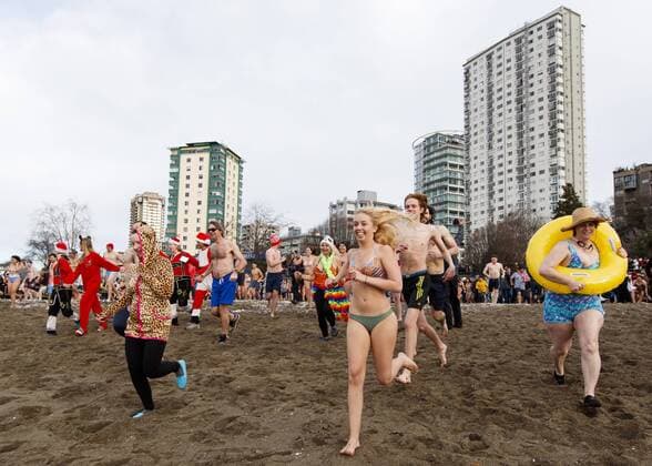 Neujahrsschwimmen in Vancouver, Kanada January 1, 2017 - Vancouver, British Columbia, Canada - Participants attend the 57th Vancouver Polar Bear Swim on New Years Day at English Bay in Vancouver, British Columbia, Canada. Vancouver Canada - ZUMAc132 20170101_zap_c132_004