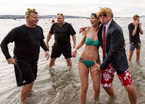 Neujahrsschwimmen in Vancouver, Kanada January 1, 2017 - Vancouver, British Columbia, Canada - Participants attend the 57th Vancouver Polar Bear Swim on New Years Day at English Bay in Vancouver, British Columbia, Canada. Vancouver Canada - ZUMAc132 20170101_zap_c132_007