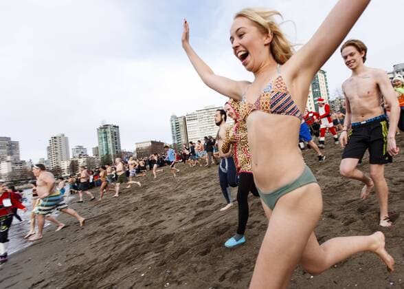 Neujahrsschwimmen in Vancouver, Kanada January 1, 2017 - Vancouver, British Columbia, Canada - Participants attend the 57th Vancouver Polar Bear Swim on New Years Day at English Bay in Vancouver, British Columbia, Canada. Vancouver Canada - ZUMAc132 20170101_zap_c132_005