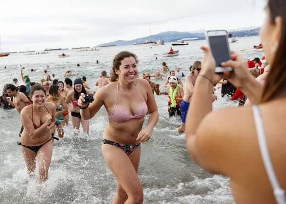 Neujahrsschwimmen in Vancouver, Kanada January 1, 2017 - Vancouver, British Columbia, Canada - Participants attend the 57th Vancouver Polar Bear Swim on New Years Day at English Bay in Vancouver, British Columbia, Canada. Vancouver Canada - ZUMAc132 20170101_zap_c132_008