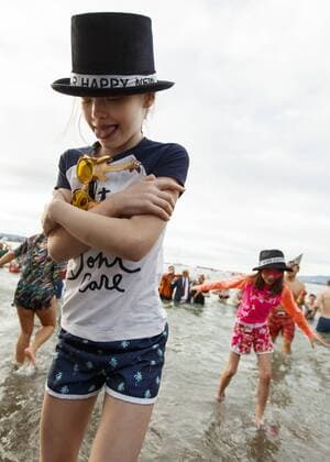 Neujahrsschwimmen in Vancouver, Kanada January 1, 2017 - Vancouver, British Columbia, Canada - Participants attend the 57th Vancouver Polar Bear Swim on New Years Day at English Bay. Vancouver Canada - ZUMAc132 20170101_zap_c132_009