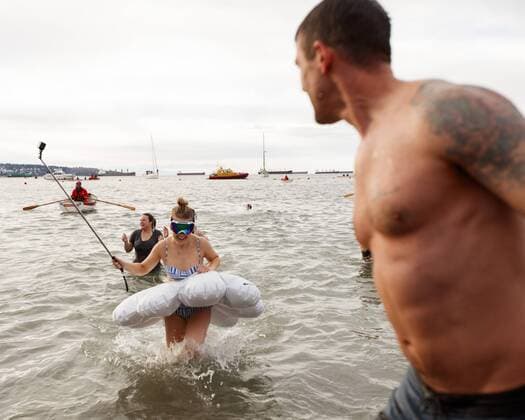 Neujahrsschwimmen in Vancouver, Kanada January 1, 2017 - Vancouver, British Columbia, Canada - Participants attend the 57th Vancouver Polar Bear Swim on New Years Day at English Bay in Vancouver, British Columbia, Canada. Vancouver Canada - ZUMAc132 20170101_zap_c132_010