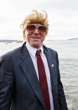 Neujahrsschwimmen in Vancouver, Kanada January 1, 2017 - Vancouver, British Columbia, Canada - A participant dressed as Donald Trump attends the 57th Vancouver Polar Bear Swim on New Years Day at English Bay in Vancouver, British Columbia, Canada. Vancouver Canada - ZUMAc132 20170101_zap_c132_012