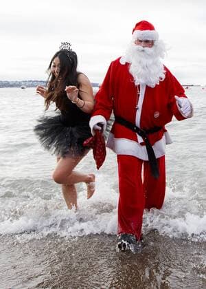 Themen der Woche Bilder des Tages Neujahrsschwimmen in Vancouver, Kanada January 1, 2017 - Vancouver, British Columbia, Canada - Participants attend the 57th Vancouver Polar Bear Swim on New Years Day at English Bay in Vancouver, British Columbia, Canada. Vancouver Canada - ZUMAc132 20170101_zap_c132_014