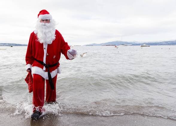 Neujahrsschwimmen in Vancouver, Kanada January 1, 2017 - Vancouver, British Columbia, Canada - A participant dressed as Santa Claus attends the 57th Vancouver Polar Bear Swim on New Years Day at English Bay in Vancouver, British Columbia, Canada. Vancouver Canada - ZUMAc132 20170101_zap_c132_015