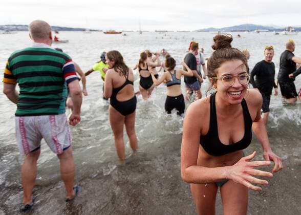 Neujahrsschwimmen in Vancouver, Kanada January 1, 2017 - Vancouver, British Columbia, Canada - Participants attend the 57th Vancouver Polar Bear Swim on New Years Day at English Bay in Vancouver, British Columbia, Canada. Vancouver Canada - ZUMAc132 20170101_zap_c132_013