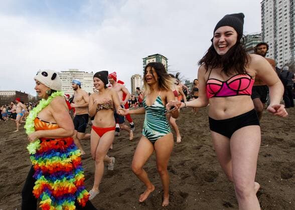 Neujahrsschwimmen in Vancouver, Kanada January 1, 2017 - Vancouver, British Columbia, Canada - Participants attend the 57th Vancouver Polar Bear Swim on New Years Day at English Bay in Vancouver, British Columbia, Canada. Vancouver Canada - ZUMAc132 20170101_zap_c132_016