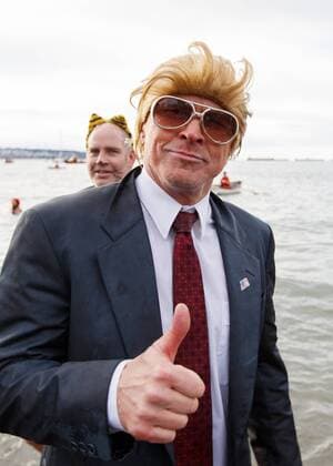 Neujahrsschwimmen in Vancouver, Kanada January 1, 2017 - Vancouver, British Columbia, Canada - A participant dressed as Donald Trump attends the 57th Vancouver Polar Bear Swim on New Years Day at English Bay in Vancouver, British Columbia, Canada. Vancouver Canada - ZUMAc132 20170101_zap_c132_018