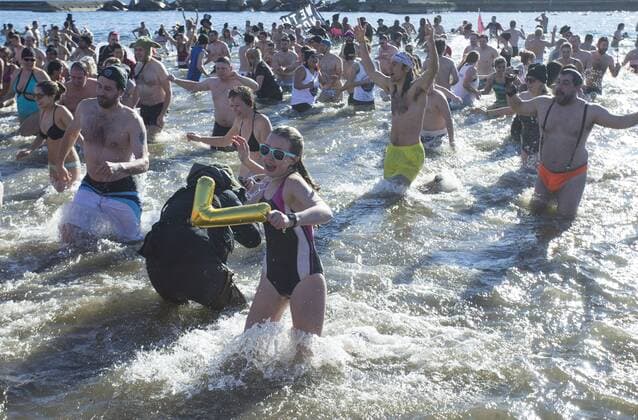 Neujahrsschwimmen in Toronto, Kanada (170102) -- TORONTO, -- Participants take part in the 12th Annual Toronto Polar Bear Dip event at the Sunnyside Park in Toronto, Canada, Jan. 1, 2017. More than 600 participants braved the frigid temperatures of Lake Ontario to celebrate the first day of 2017 on Sunday. ) (SP)CANADA-TORONTO-POLAR BEAR DIP ZouxZheng 