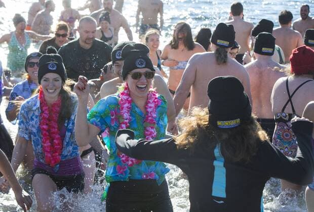 Neujahrsschwimmen in Toronto, Kanada (170102) -- TORONTO, -- Participants take part in the 12th Annual Toronto Polar Bear Dip event at the Sunnyside Park in Toronto, Canada, Jan. 1, 2017. More than 600 participants braved the frigid temperatures of Lake Ontario to celebrate the first day of 2017 on Sunday. ) (SP)CANADA-TORONTO-POLAR BEAR DIP ZouxZheng 