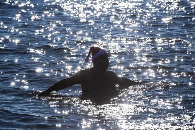 Neujahrsschwimmen in Toronto, Kanada (170102) -- TORONTO, -- A participant takes part in the 12th Annual Toronto Polar Bear Dip event at the Sunnyside Park in Toronto, Canada, Jan. 1, 2017. More than 600 participants braved the frigid temperatures of Lake Ontario to celebrate the first day of 2017 on Sunday. ) (SP)CANADA-TORONTO-POLAR BEAR DIP ZouxZheng 