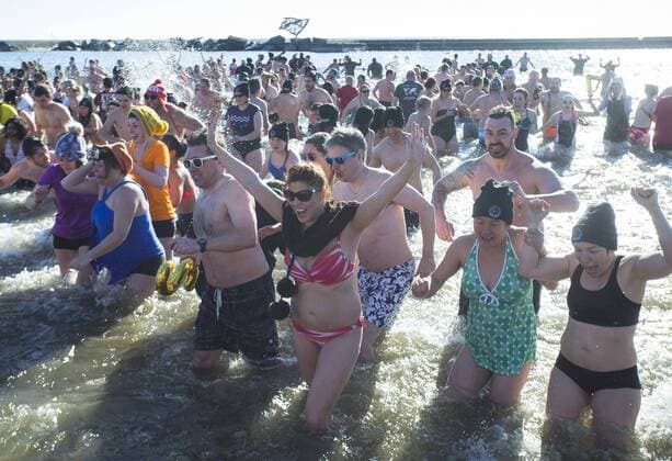 Neujahrsschwimmen in Toronto, Kanada (170102) -- TORONTO, -- Participants take part in the 12th Annual Toronto Polar Bear Dip event at the Sunnyside Park in Toronto, Canada, Jan. 1, 2017. More than 600 participants braved the frigid temperatures of Lake Ontario to celebrate the first day of 2017 on Sunday. ) (SP)CANADA-TORONTO-POLAR BEAR DIP ZouxZheng 