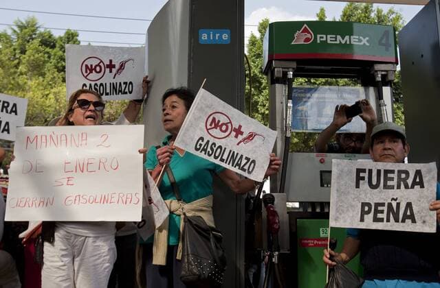 Proteste in Mexiko wegen gestiegener Benzinpreise January 1, 2017 - Mexico City, Mexico, MEXICO - Sunday, January 1, 2017. Hundreds of irate Mexicans marched in Mexico City to protest a steep rise in gasoline prices by symbolically closing gasoline stations. Mexico City MEXICO - ZUMAp124 20170101_zaa_p124_001
