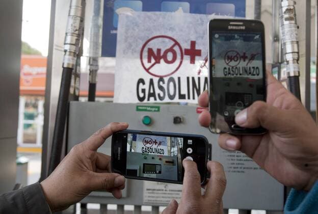 Proteste in Mexiko wegen gestiegener Benzinpreise January 1, 2017 - Mexico City, Mexico, MEXICO - Sunday, January 1, 2017. Hundreds of irate Mexicans marched in Mexico City to protest a steep rise in gasoline prices by symbolically closing gasoline stations. Mexico City MEXICO - ZUMAp124 20170101_zaa_p124_004