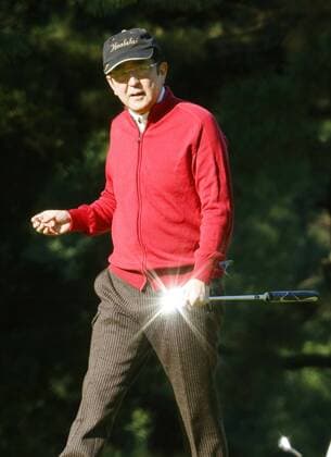 Shinzo Abe spielt Golf in Chigasaki Abe denies possibility of early snap election Japanese Prime Minister Shinzo Abe plays his first round of 2017 on Jan. 2 in Chigasaki, Kanagawa Prefecture. Abe brushed aside the possibility of dissolving the House of Representatives for a snap election at an early date when asked by reporters. 