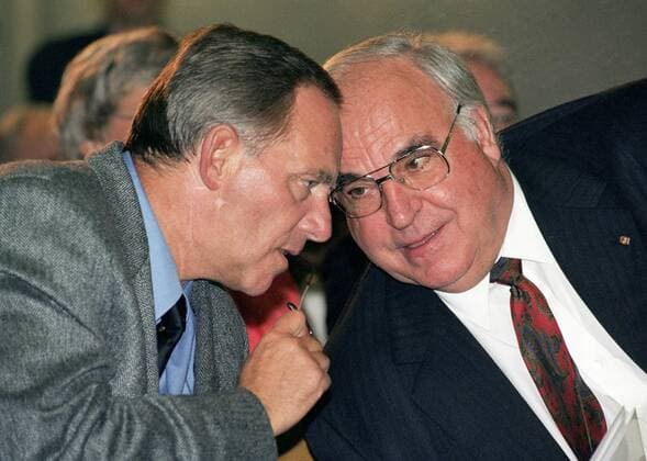 Wolfgang SCHAEUBLE und Bundeskanzler Helmut KOHL , beide CDU , 30.09.1997 Wolfgang SCHAEUBLE and Chancellor Helmut KOHL , both CDU , 30.09.1997