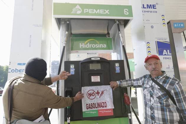 Mexiko: landesweite Proteste gegen Erhöhung der Benzinpreise, Protest Demo Benzin  - ZUMAu78_ 20170102_zaf_u78_001