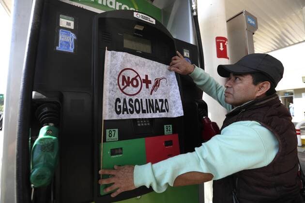 Mexiko: landesweite Proteste gegen Erhöhung der Benzinpreise, Protest Demo Benzin  - ZUMAu78_ 20170102_zaf_u78_002