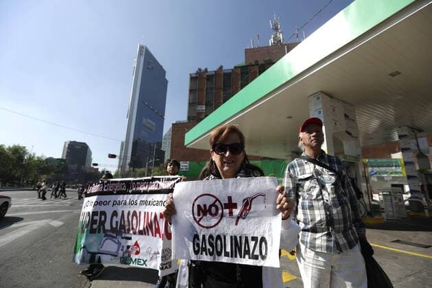 Mexiko: landesweite Proteste gegen Erhöhung der Benzinpreise, Protest Demo Benzin  - ZUMAu78_ 20170102_zaf_u78_004