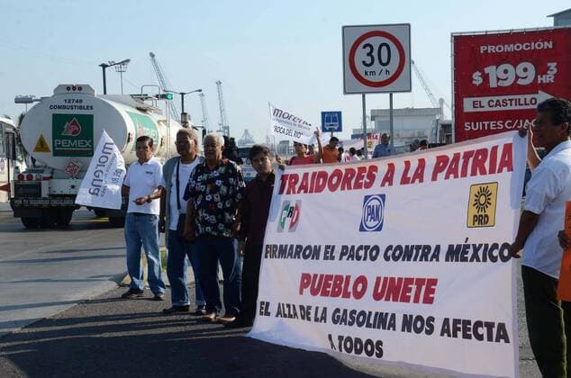 January 2, 2017 - Mexico - VERACRUZ, Ver.: landesweite Proteste gegen Erhöhung der Benzinpreise, Protest Demo Benzin  - ZUMAu78_ 20170102_zaf_u78_006