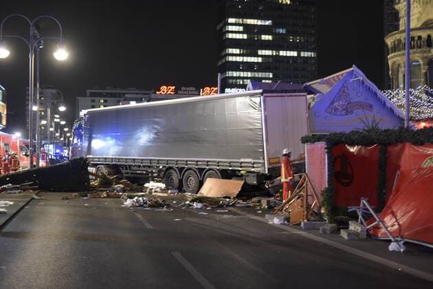Ersthelfer, Polizisten, Rettungsdienste und Feuerwehr versorgen dsie Verletzten nach dem mutmaßlichen Terroranschlag mit einem LKW auf den Berliner Weihnachtsmarkt am Breitscheidplatz. Mutmaßlicher Terroranschlag mit einem LKW auf Berliner Weihnachtsmarkt