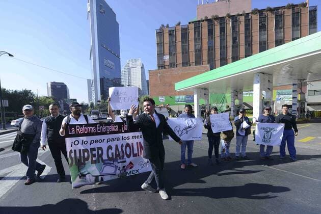 January 2, 2017 - Mexico - Protest gegen die Benzinpreiserhöhung vor einer Hidrosina Tankstelle  - ZUMAu78_ 20170102_zaf_u78_028