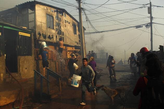 IMAGO Nature: Unsere Erde, Klimawandel, Waldbrände Bilder des Tages Waldbrände in Chile A group of people help to control a fire amid a forest fire in sector of Playa Ancha, in Valparaiso, Chile, 02 January 2016. Authorities declared the red alert due to the situation. Forest fire in sector of Playa Ancha, in Valparaiso, Chile !ACHTUNG: NUR REDAKTIONELLE NUTZUNG!  CH01 20170103-636190017109375367