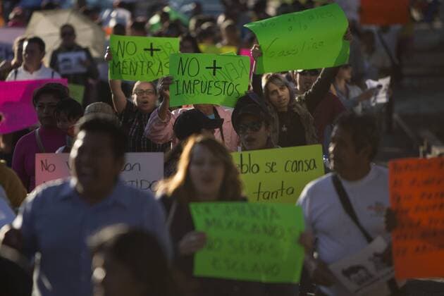 Mexiko: landesweite Proteste gegen Erhöhung der Benzinpreise A group of people protest for the increase in the price of gasoline in the city of Morelia, Mexico, 2 January 2017, in the framework of a series of demonstrations registered in several states of the country. The new maximum prices for gasoline and diesel imply increases of between 14% and 20%. On the posters it read: No more taxes and No more lies . EFE Luis Enrique Granados PROTEST IN MEXICO FOR GASOLINE INCREASE !ACHTUNG: NUR REDAKTIONELLE NUTZUNG!  MEX42 20170103-636190050716674879