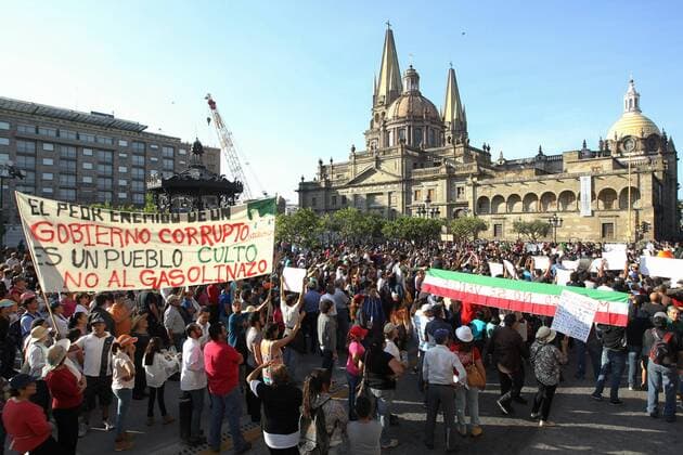 Mexiko: landesweite Proteste gegen Erhöhung der Benzinpreise A group of people protest for the increasing in the price of gasoline in the city of Guadalajara, Mexico, 02 January 2017, in the framework of a series of demonstrations registered in several states of the country. The new maximum prices for gasoline and diesel imply increases of between 14% and 20%. PROTEST IN MEXICO FOR GASOLINE INCREASE !ACHTUNG: NUR REDAKTIONELLE NUTZUNG!  MEX42 20170103-636190075780366232