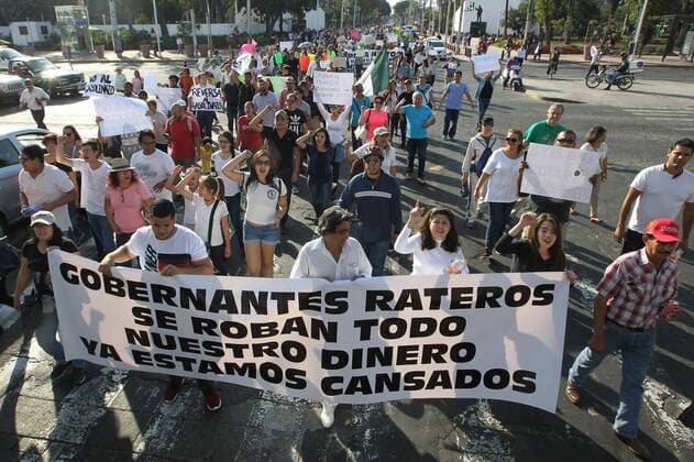 Mexiko: landesweite Proteste gegen Erhöhung der Benzinpreise A group of people protest for the increasing in the price of gasoline in the city of Guadalajara, Mexico, 02 January 2017, in the framework of a series of demonstrations registered in several states of the country. The new maximum prices for gasoline and diesel imply increases of between 14% and 20%. PROTEST IN MEXICO FOR GASOLINE INCREASE !ACHTUNG: NUR REDAKTIONELLE NUTZUNG!  MEX42 20170103-636190075796745812