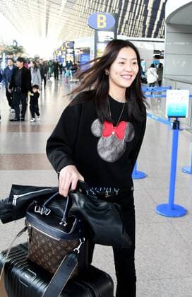 SHANGHAI, CHINA - DECEMBER 31: Fashion model Liu Wen seen at the airport on December 31, 2016 in Shanghai, China.  CFP497682822