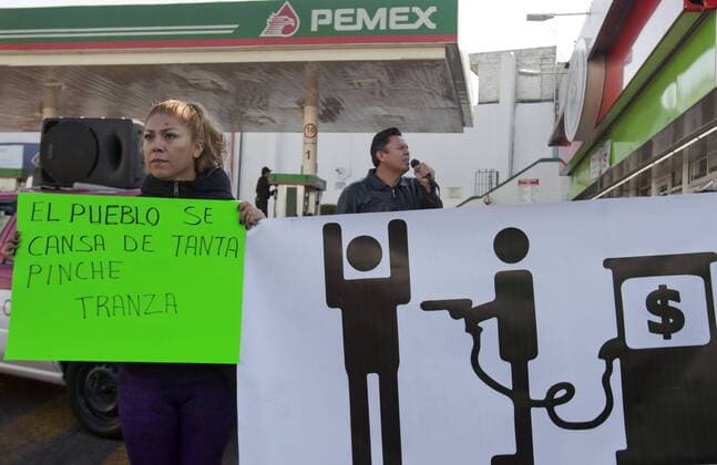 Mexiko: landesweite Proteste gegen Erhöhung der Benzinpreise January 3, 2017 - Mexico City, Mexico, MEXICO - Tuesday, January 3, 2017. Consumers try to shut down or stop the sale of gasoline at gas filling stations in Mexico City in protest to a 20 percent increase per liter price put in place by the Mexican government. Mexico City MEXICO - ZUMAp124 20170103_zaa_p124_006
