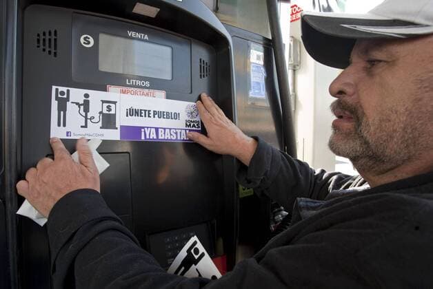 Mexiko: landesweite Proteste gegen Erhöhung der Benzinpreise January 3, 2017 - Mexico City, Mexico, MEXICO - Tuesday, January 3, 2017. Consumers try to shut down or stop the sale of gasoline at gas filling stations in Mexico City in protest to a 20 percent increase per liter price put in place by the Mexican government. Mexico City MEXICO - ZUMAp124 20170103_zaa_p124_008