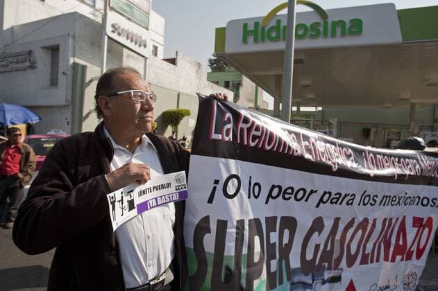 Mexiko: landesweite Proteste gegen Erhöhung der Benzinpreise January 3, 2017 - Mexico City, Mexico, MEXICO - Tuesday, January 3, 2017. Consumers try to shut down or stop the sale of gasoline at gas filling stations in Mexico City in protest to a 20 percent increase per liter price put in place by the Mexican government. Mexico City MEXICO - ZUMAp124 20170103_zaa_p124_011