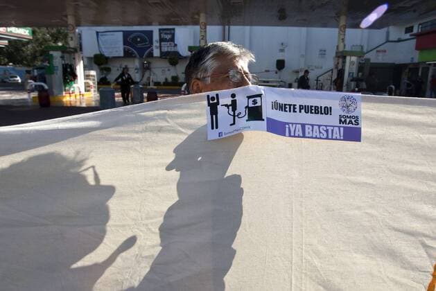 Mexiko: landesweite Proteste gegen Erhöhung der Benzinpreise January 3, 2017 - Mexico City, Mexico, MEXICO - Tuesday, January 3, 2017. Consumers try to shut down or stop the sale of gasoline at gas filling stations in Mexico City in protest to a 20 percent increase per liter price put in place by the Mexican government. Mexico City MEXICO - ZUMAp124 20170103_zaa_p124_012