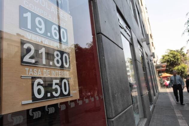 Mexiko: landesweite Proteste gegen Erhöhung der Benzinpreise A man walks by a board that shows exchange rate information at a bank in Mexico City, Mexico, 03 January 2016. The US Dollar closed today at 21.05 pesos on sale in the interbank market, a historic low that came after Ford called off an investment of 1.6 billion dollars in Mexico and a message from Donald Trump that urged General Motors to produce in the United States or Pay high tariffs. Mexican Peso lows against Dollar after Ford announcement !ACHTUNG: NUR REDAKTIONELLE NUTZUNG!  MEX30 20170103-636190795437521600