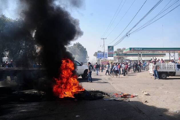 Mexiko: landesweite Proteste gegen Erhöhung der Benzinpreise January 3, 2017 - Mexico - ACOLMAN, Mex. Brennende Barrikaden, Proteste gegen die Erhöhung der Benzinpreise  - ZUMAu78_ 20170103_zaf_u78_037