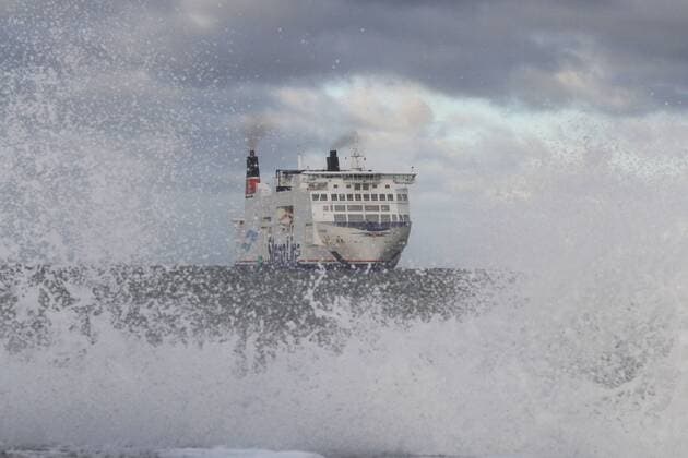 Die Fähre der Rederei Stena Line Skane läuft am Mittwoch (04.01.2017) in das Ostseebad Warnemünde ein. An der örtlichen Mole schlagen die Wellen so hoch, dass das Fährschiff kaum noch zu sehen ist. In Mecklenburg Vorpommern wütet den ganzen Tag über das Sturmtief Axel. Infolge haben die örtlichen Behörden für das Land eine Sturmflutwarnung herausgegeben.