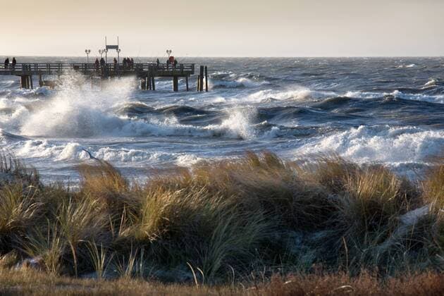 Europa; Deutschland; Mecklenburg Vorpommern; Ostsee; Fischland; Halbinsel; Darß: Hohe Wellen an der Seebrücke vom Ostseebad Wustrow