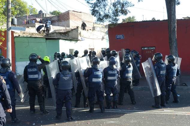 Mexiko: Ausschreitungen nach Protesten gegen zu hohe Benzinpreise in Veracruz Police detain dozens of people looting shops in Mexico City, Mexico, on 4 January 2017, in an alleged protest over the rise in gasoline prices. Officials at the Mexican Navy dispatched a group of looters who were carrying appliances and clothes from Veracruz stores in the Golfo de Mexico, in the wake of protests against the rise of the gas. EFE STR 161 people arrested in Estado de México and Government denies curfew !ACHTUNG: NUR REDAKTIONELLE NUTZUNG!  MEX70 20170105-636191958523459256
