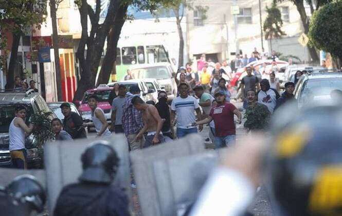 Mexiko: Ausschreitungen nach Protesten gegen zu hohe Benzinpreise in Veracruz Police confront people looting shops in Mexico City, Mexico, on 4 January 2017, in an alleged protest over the rise in gasoline prices. Officials at the Mexican Navy dispatched a group of looters who were carrying appliances and clothes from Veracruz stores in the Golfo de Mexico, in the wake of protests against the rise of the gas. EFE STR 161 people arrested in Estado de México and Government denies curfew !ACHTUNG: NUR REDAKTIONELLE NUTZUNG!  MEX70 20170105-636191959138239492