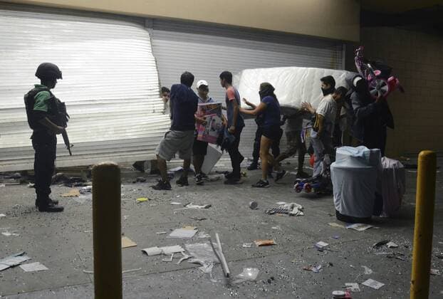 Mexiko: Ausschreitungen nach Protesten gegen zu hohe Benzinpreise in Veracruz People pillage toys from a store in Veracruz, Mexico, early 05 Janaury 2017. More than 250 people have been arrested accused of looting and vandalism during the protests against oil prices rise in Mexico. 250 people arrested during protests against oil prices rise !ACHTUNG: NUR REDAKTIONELLE NUTZUNG!  MEX05 20170105-636192302794489130