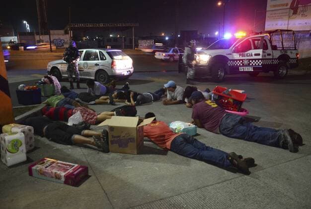 Mexiko: Ausschreitungen nach Protesten gegen zu hohe Benzinpreise in Veracruz People lie on the floor after being arrested for plundering in a store in Veracruz, Mexico, early 05 Janaury 2017. More than 250 people have been arrested accused of looting and vandalism during the protests against oil prices rise in Mexico. 250 people arrested during protests against oil prices rise !ACHTUNG: NUR REDAKTIONELLE NUTZUNG!  MEX05 20170105-636192304065856530
