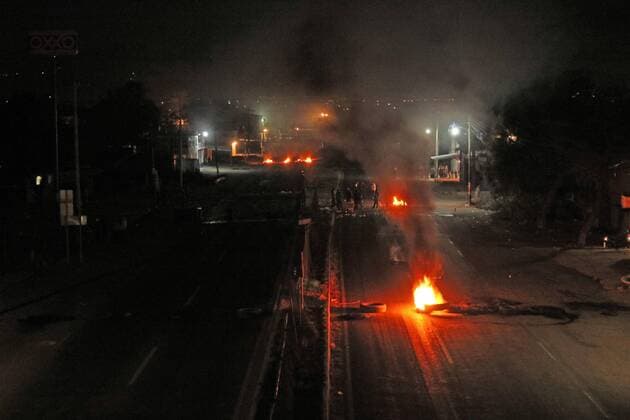 Themen der Woche Bilder des Tages Mexiko: Ausschreitungen nach Protesten gegen zu hohe Benzinpreise in Caxuxi Protestors start fires at Caxuxi, Hidalgo state, Mexico, 05 January 2017. Over 500 people have been arrested at the Metropolitan Area of Mexico s Valley after lootings and vandalism during the protests against the rise of fuels prices in the country. OVER 500 ARRESTED AFTER LOOTINGS IN MEXICO VALLEY !ACHTUNG: NUR REDAKTIONELLE NUTZUNG!  MEX001 20170105-636192403315685421