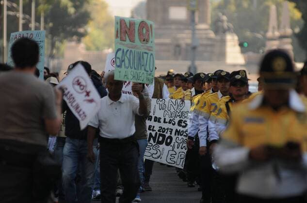 Proteste in Mexiko wegen gestiegener Benzinpreise January 5, 2017 - Mexico - EUM20170105NAC15.JPG CIUDAD DE MEXICO.- ProtestProtestaCDMX.- Aspecto de las movilizaciones en Paseo de la Reforma de esta capital en protesta por el aumento a la gasolina, el jueves 5 de enero de 2017. Foto: Agencia EL UNIVERSALEEG. Mexico  - ZUMAu78_ 20170105_zaf_u78_038