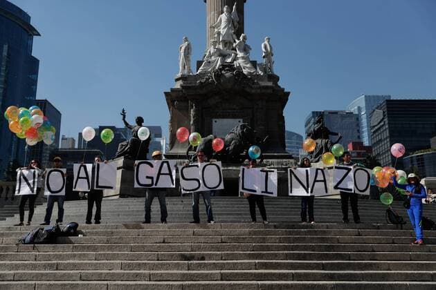 Bilder des Tages Proteste in Mexiko wegen gestiegener Benzinpreise January 5, 2017 - Mexico - EUM20170105NAC19.JPG CIUDAD DE MEXICO.- ProtestProtestaCDMX.- Aspecto de las movilizaciones en Paseo de la Reforma de esta capital en protesta por el aumento a la gasolina, el jueves 5 de enero de 2017. Foto: Agencia EL UNIVERSALIvanxStephensEEG. Mexico  - ZUMAu78_ 20170105_zaf_u78_041