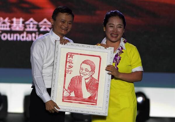 SANYA, Jan. 5, 2017 -- Jack Ma (L) receives a present of his portrait papercutting from Feng Haiyan, a winner of the Jack Ma Rural Teachers Award, in Sanya, a tourism resort in south China s Hainan Province, on Jan. 5, 2017. The awarding ceremony of the Jack Ma Rural Teachers Award was held on Thursday, with 100 rural teachers winning the award of 100,000 yuan (14,522 U.S. dollars) respectively. ) (wf) CHINA-SANYA-JACK MA-RURAL TEACHERS AWARD (CN) YangxGuanyu