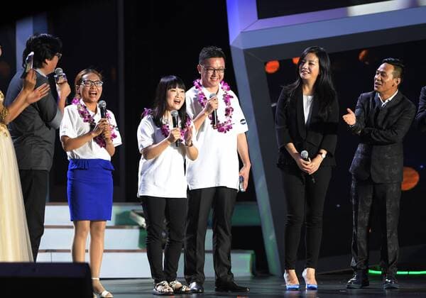 SANYA, Jan. 5, 2017 -- Film star Zhao Wei (2nd R) interacts with the winners of the Jack Ma Rural Teachers Award during the awarding ceremony in Sanya, a tourism resort in south China s Hainan Province, on Jan. 5, 2017. The awarding ceremony of the Jack Ma Rural Teachers Award was held on Thursday, with 100 rural teachers winning the award of 100,000 yuan (14,522 U.S. dollars) respectively. ) (wf) CHINA-SANYA-JACK MA-RURAL TEACHERS AWARD (CN) YangxGuanyu 