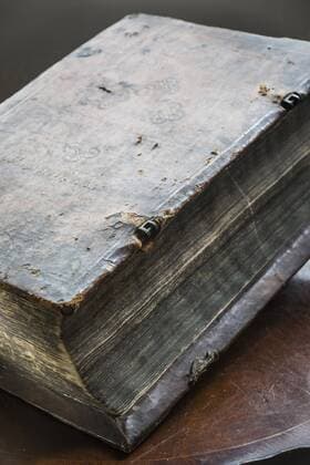 Buchblock einer alten Luther-Bibel von 1675 Gutenberg-Bibel von 1675