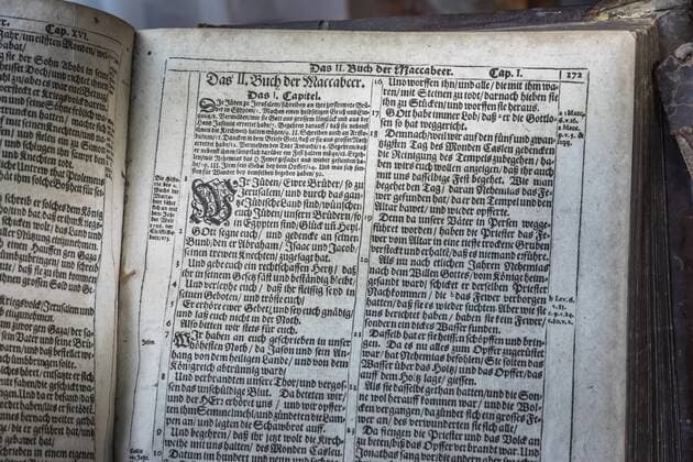 Aufgeschlagene Luther-Bibel von 1675 Buchdruck nach Gutenberg